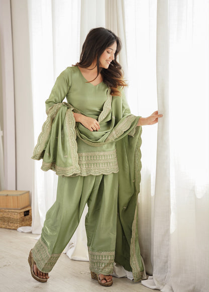 Royal Glass Roman Silk Farshi Set – Embroidered Elegance