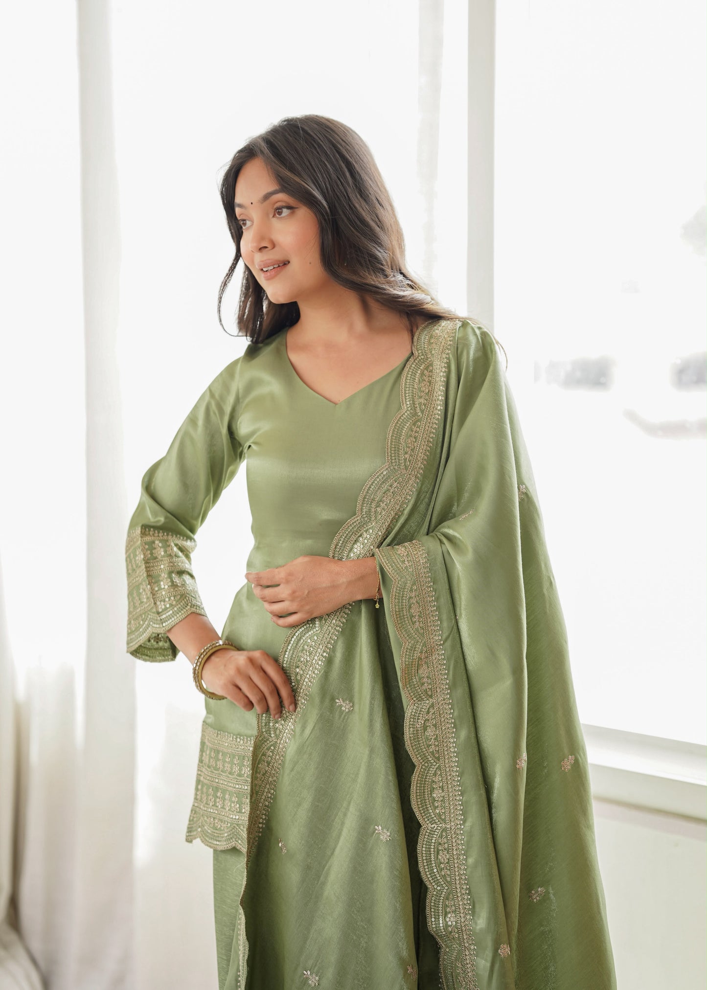 Royal Glass Roman Silk Farshi Set – Embroidered Elegance