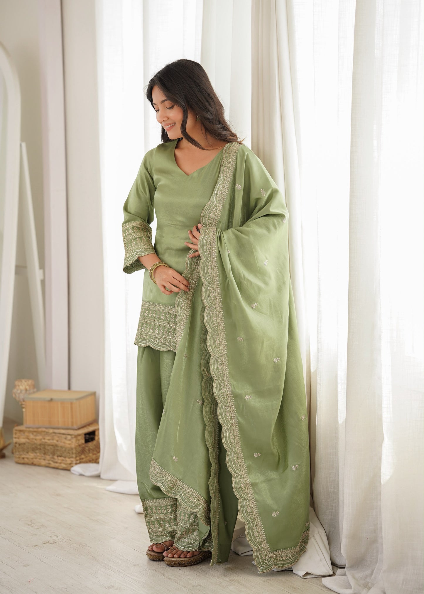 Royal Glass Roman Silk Farshi Set – Embroidered Elegance