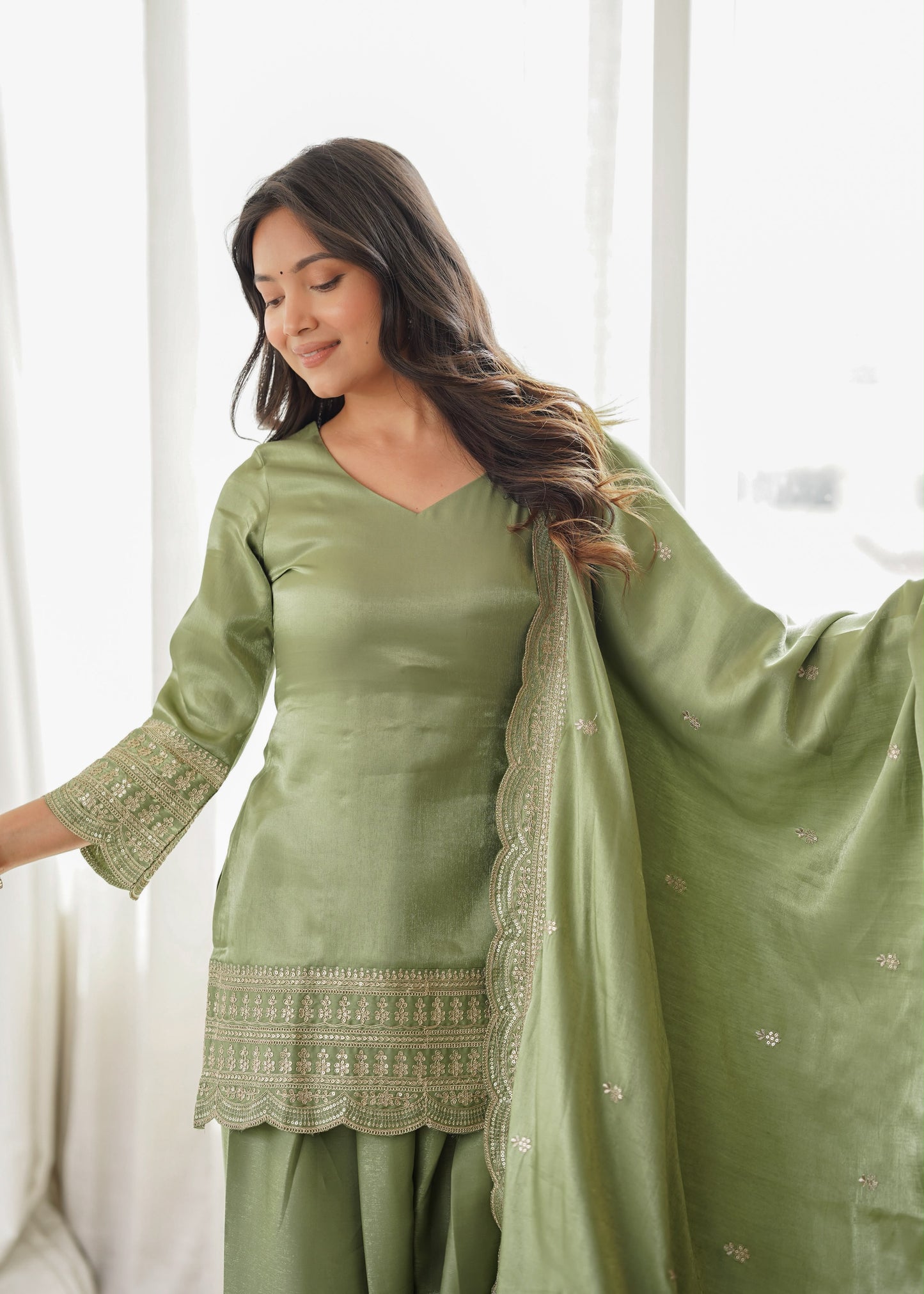 Royal Glass Roman Silk Farshi Set – Embroidered Elegance