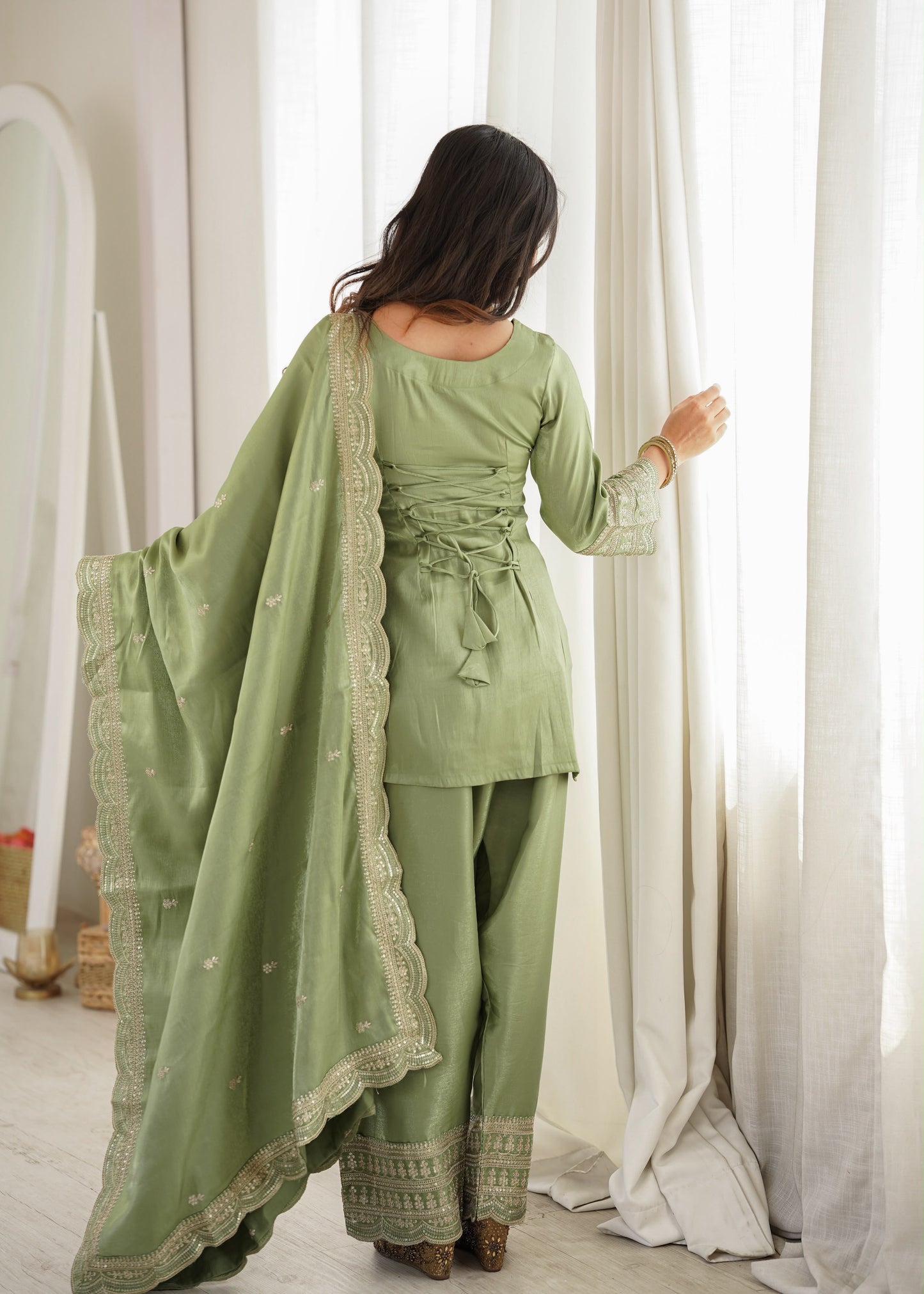 Royal Glass Roman Silk Farshi Set – Embroidered Elegance
